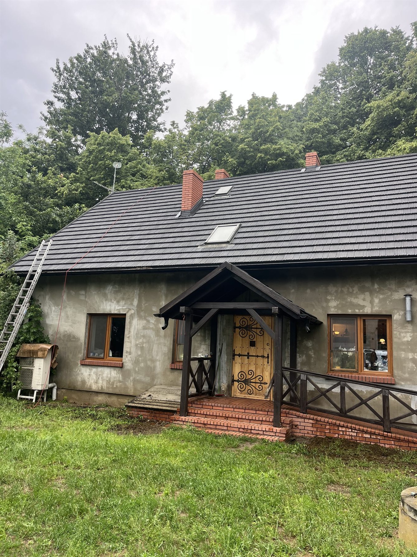 Dom po myciu ciśnieniowym dachu i elewacji