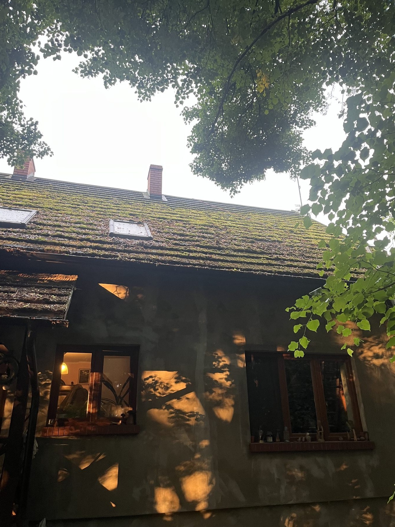 Dom przed myciem ciśnieniowym dachu i elewacji