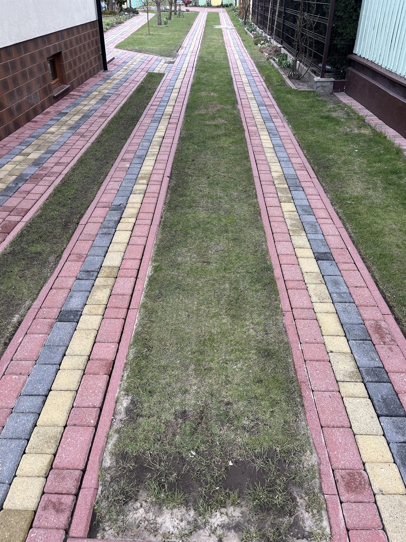 Kostka brukowa po myciu ciśnieniowym, podjazd