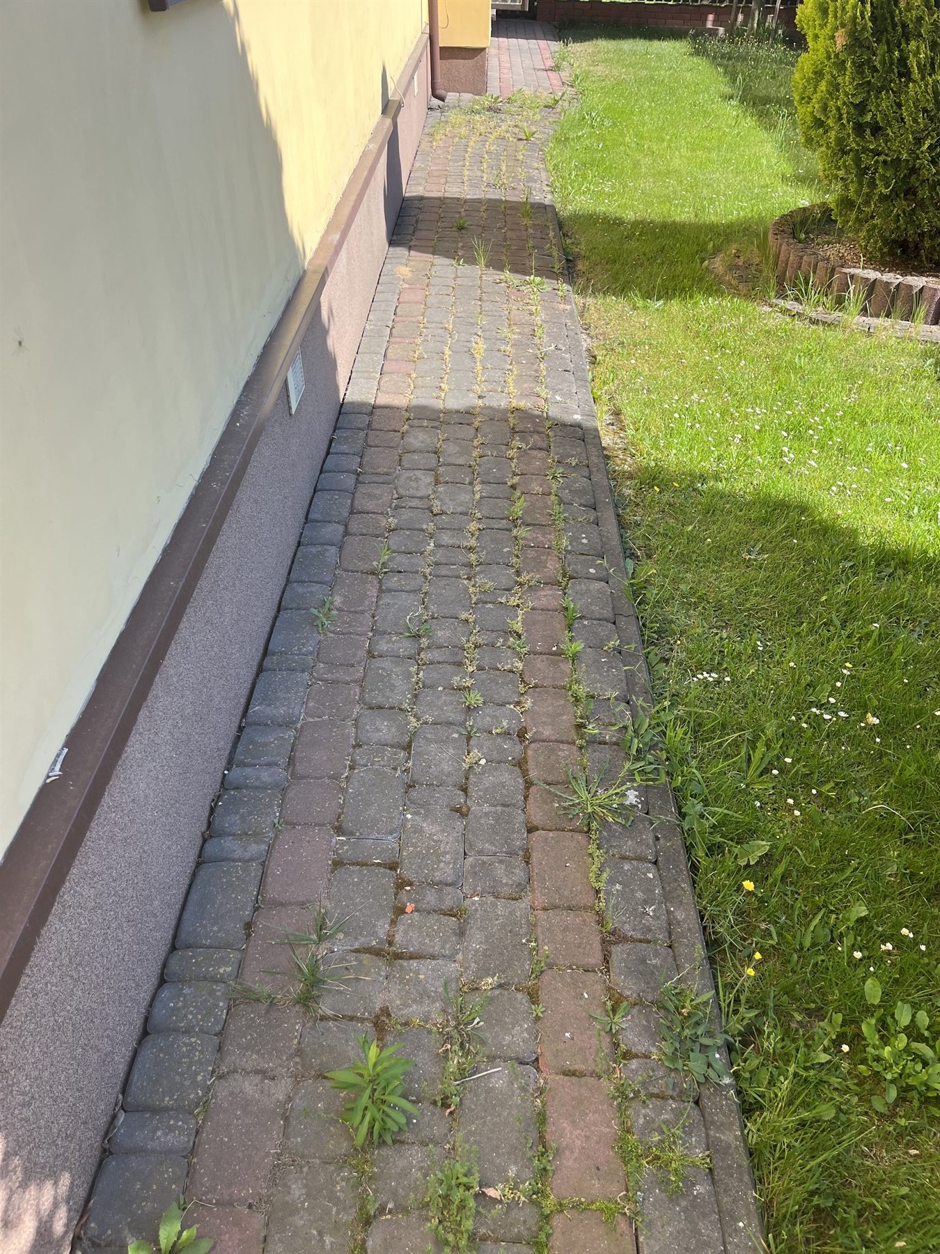 Kostka brukowa przed myciem ciśnieniowym