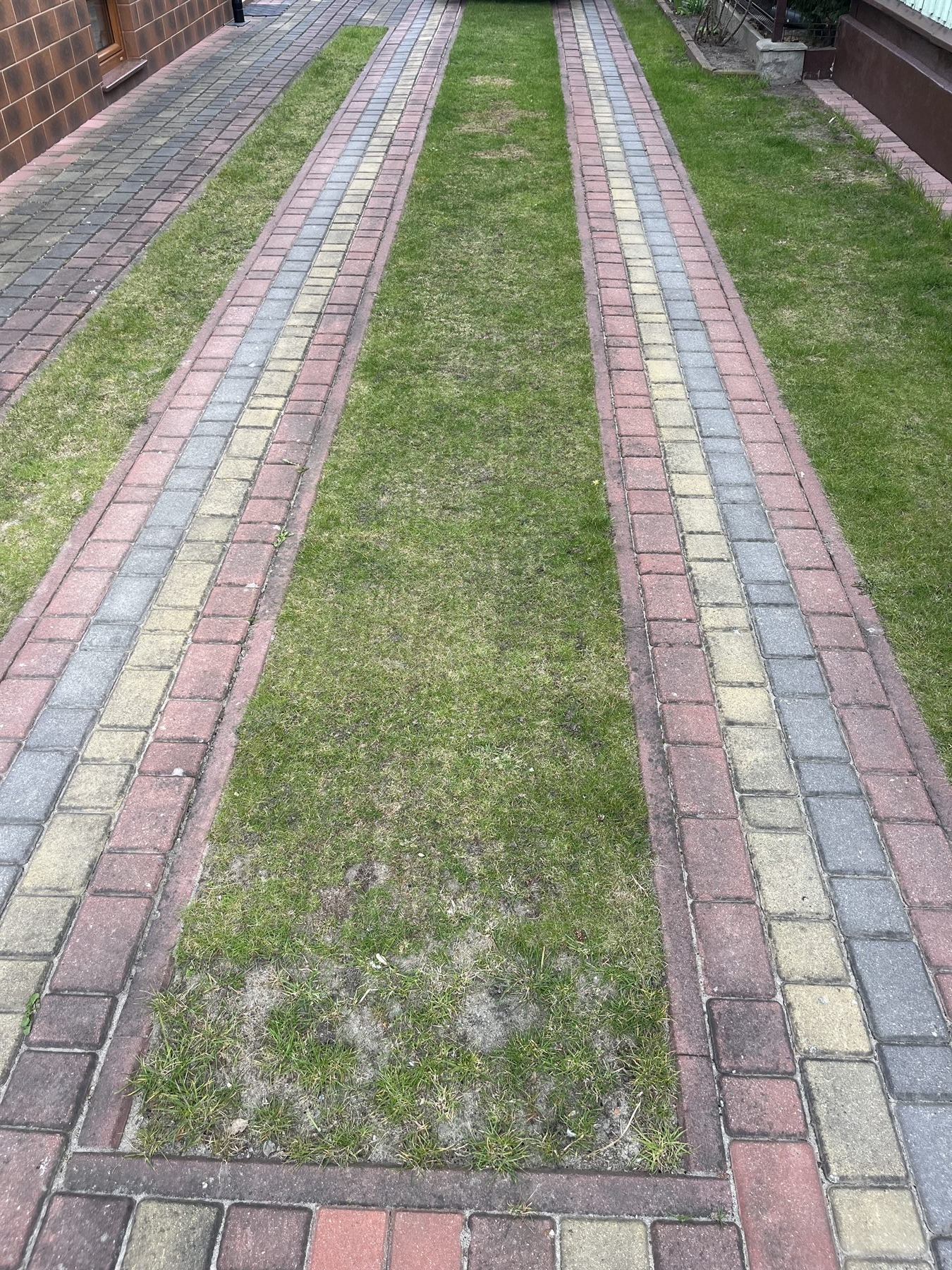 Kostka brukowa przed myciem ciśnieniowym, podjazd