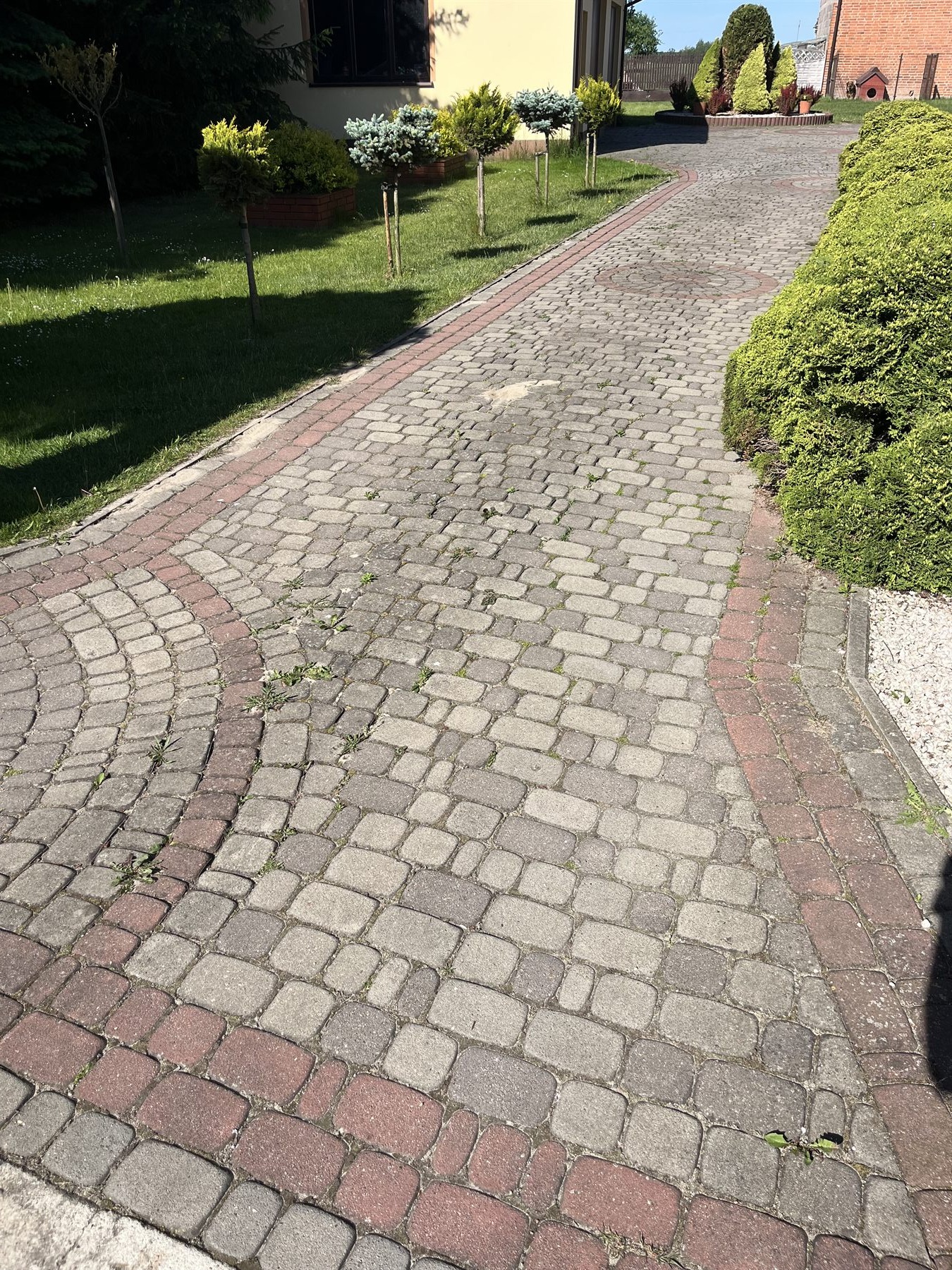 Kostka brukowa przed myciem ciśnieniowym, chodnik