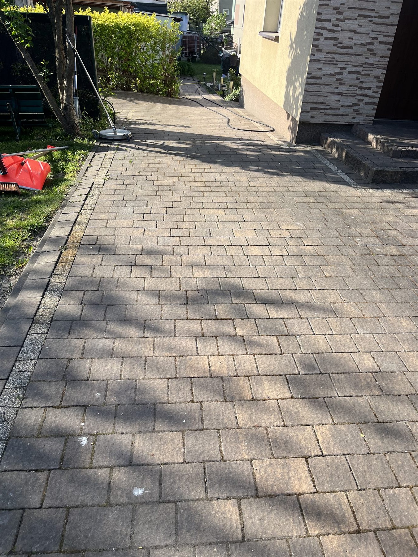Oznakowany bus DS Pro Wash z profesjonalnym sprzętem do mycia ciśnieniowego
